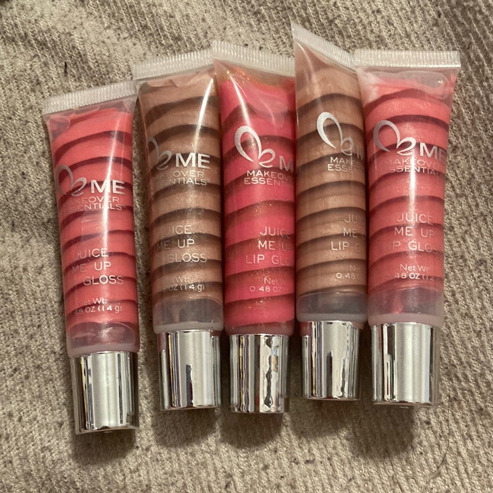 Me makeover essentials 3 set lip gloss.